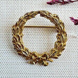 Vintage Gold-Tone Leaf & Bow Wreath Brooch Signed DuBarry F.A. 1940-1960, 1"